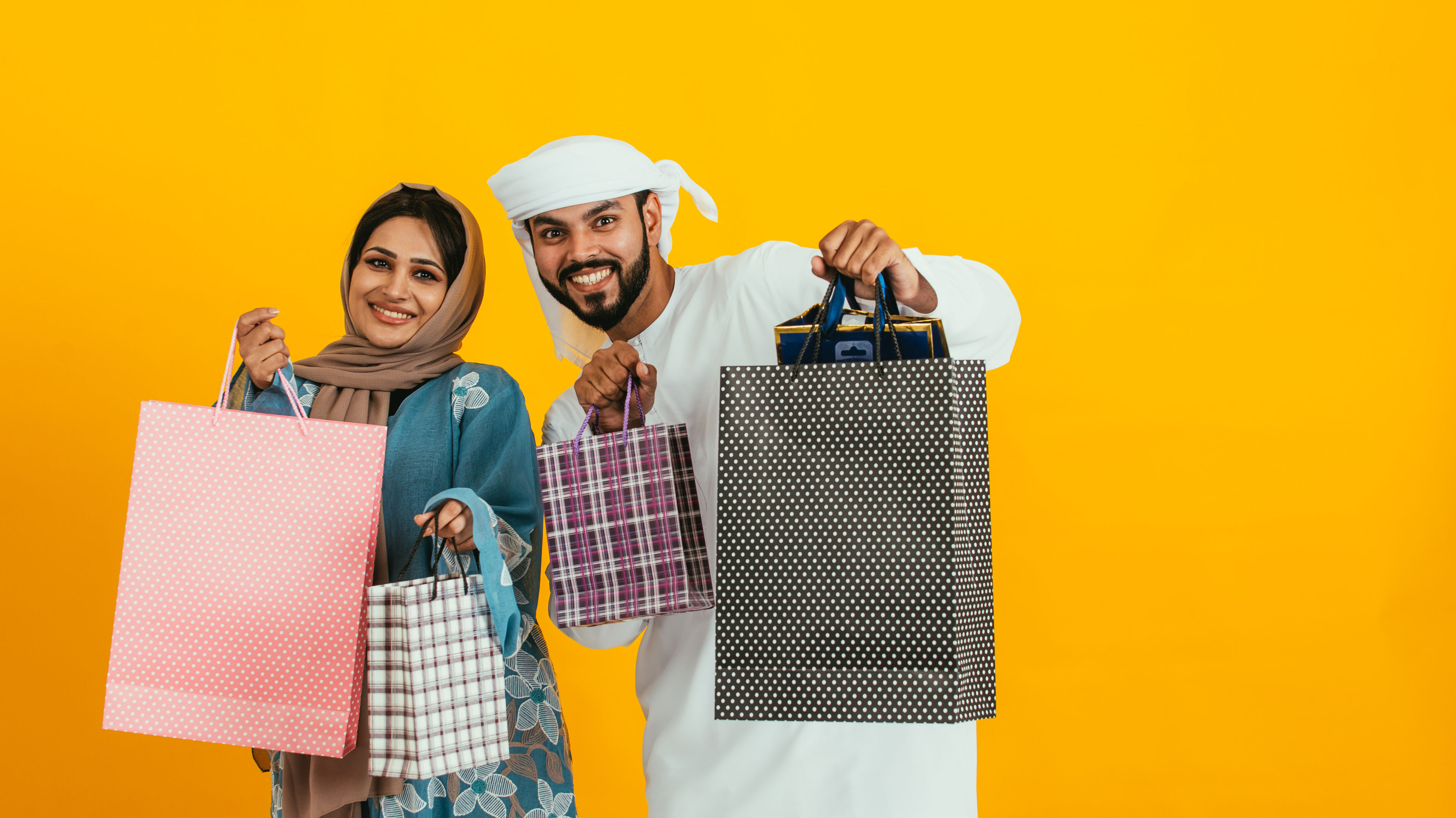 Arabic couple holding shopping bag.