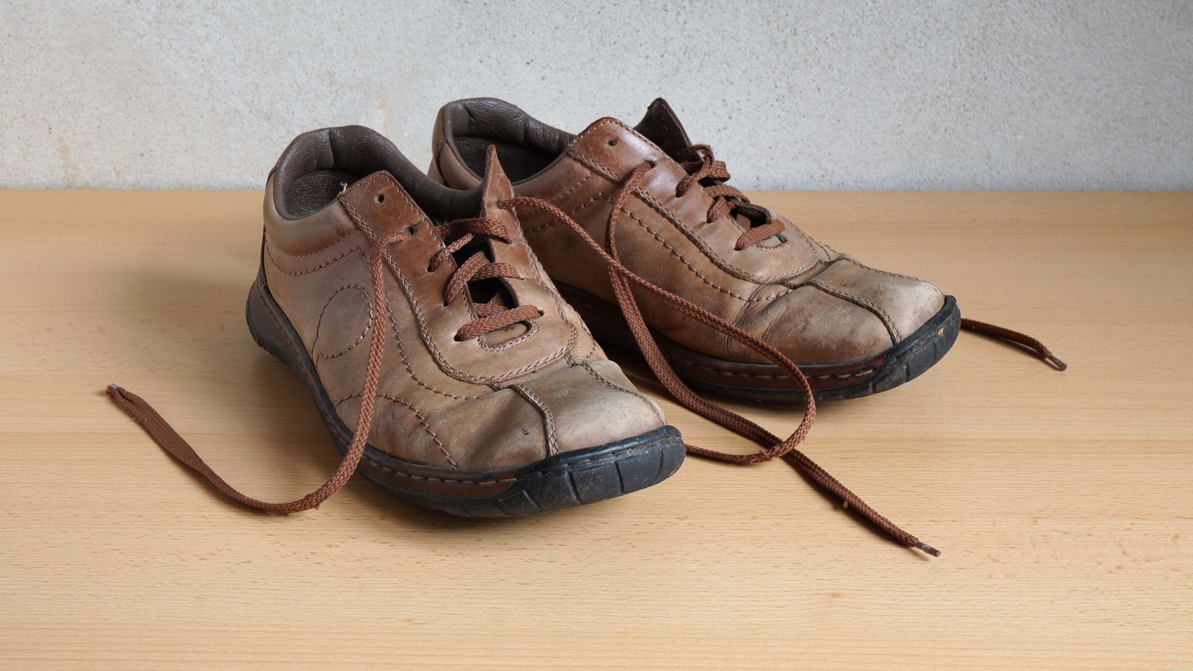 Brown-coloured sneaker