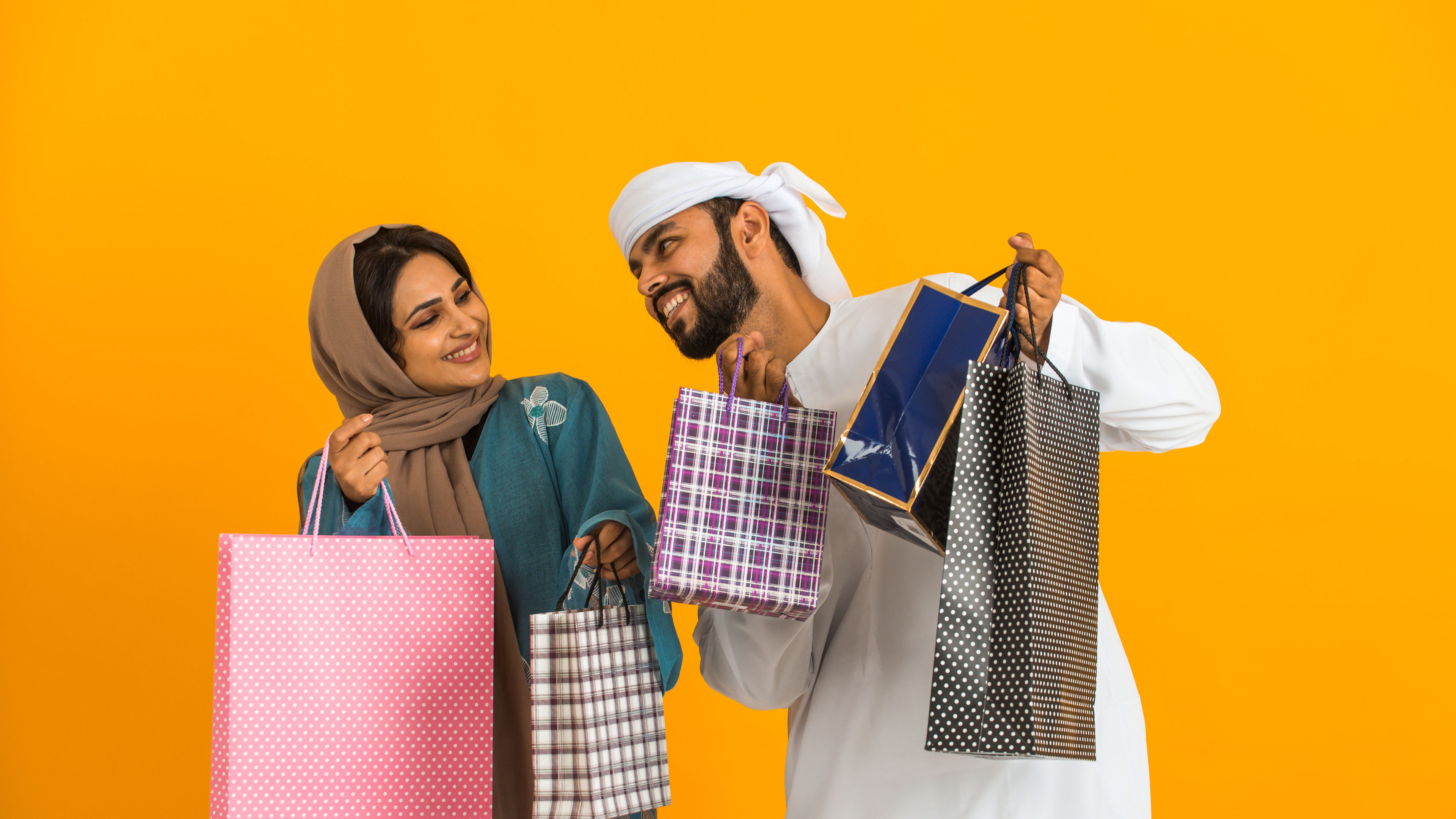  Couple holding shopping bags 