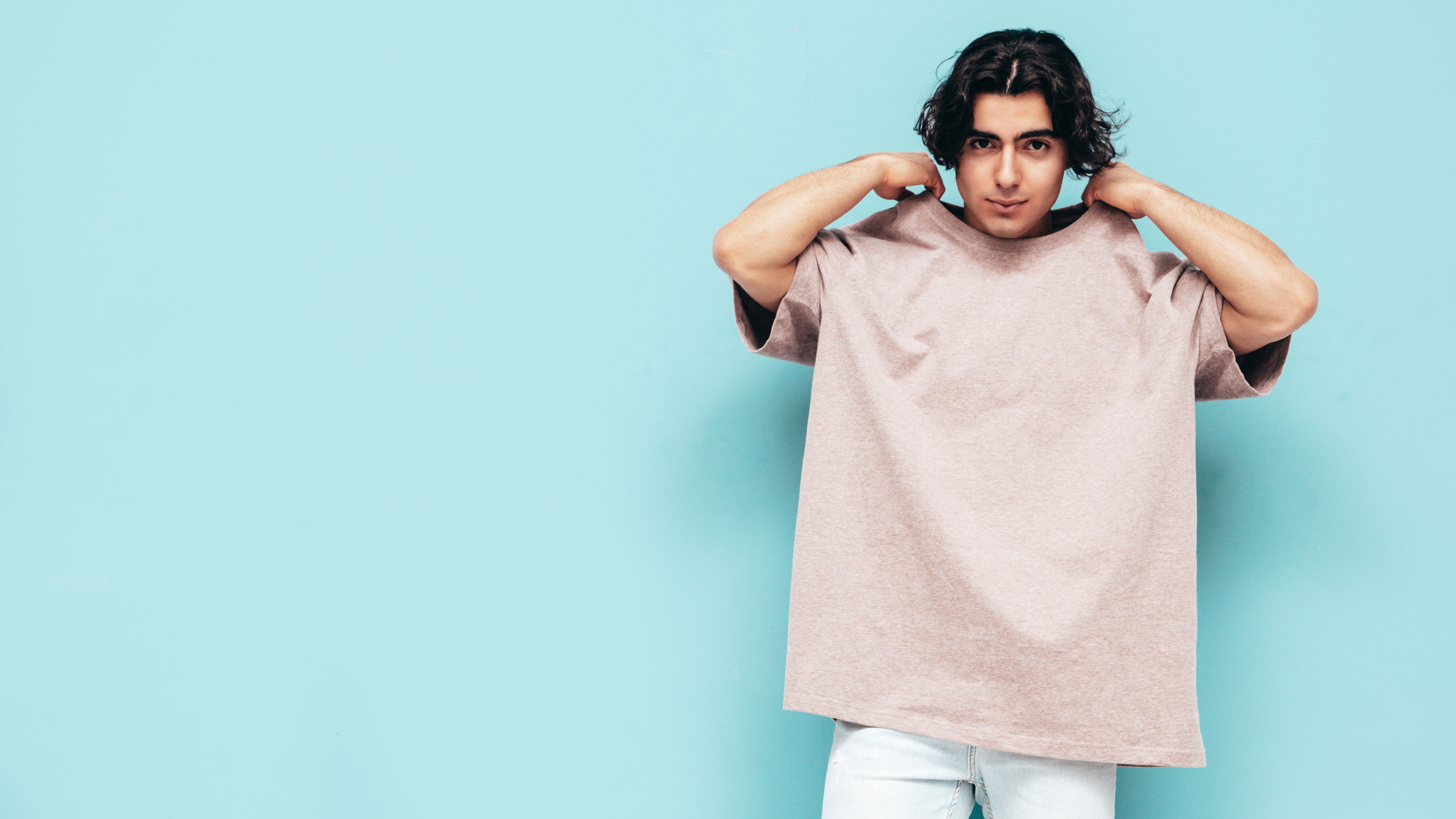 Man wearing oversized T-shirt