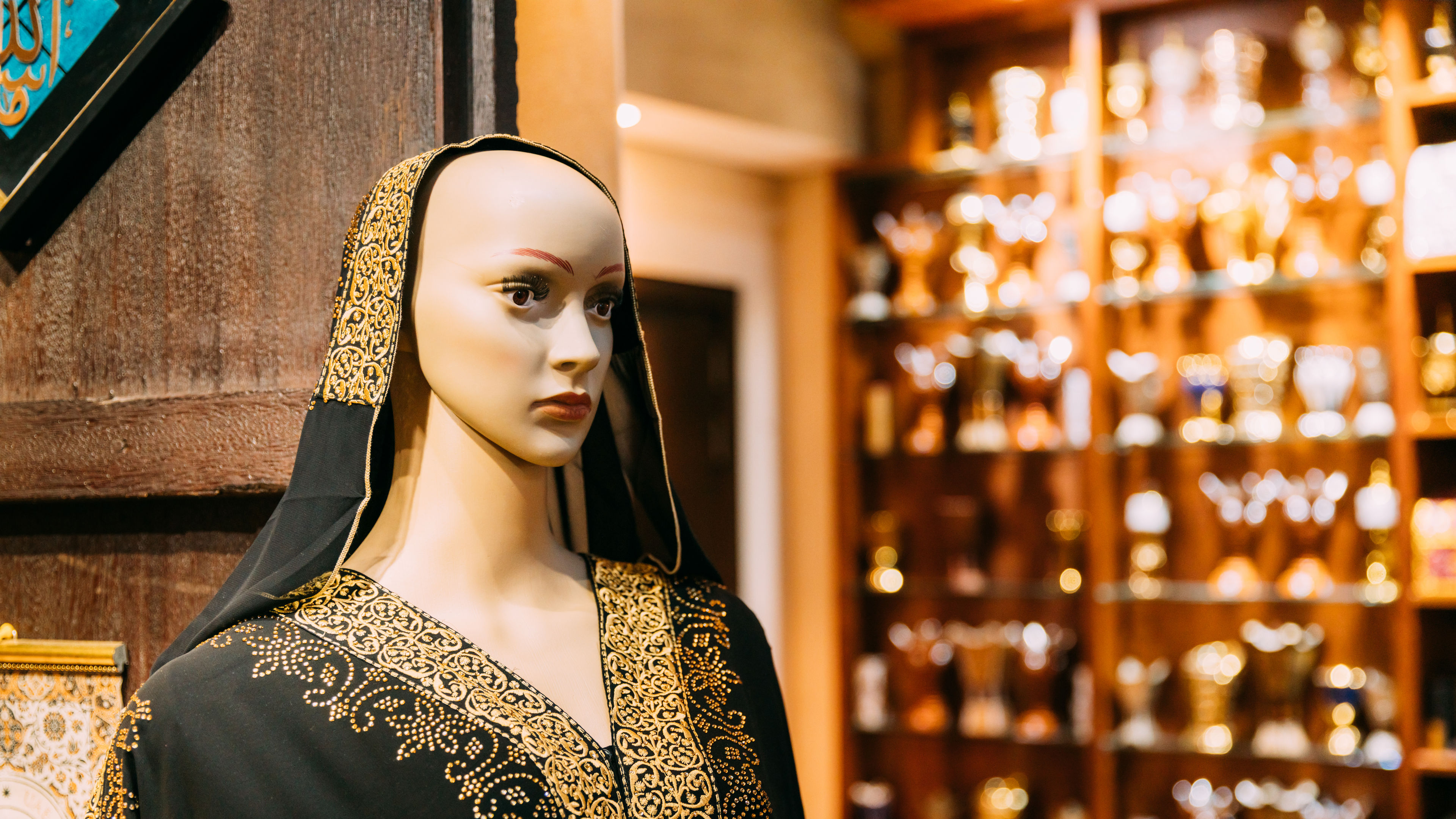 Mannequins dressed in Arabian dresses 