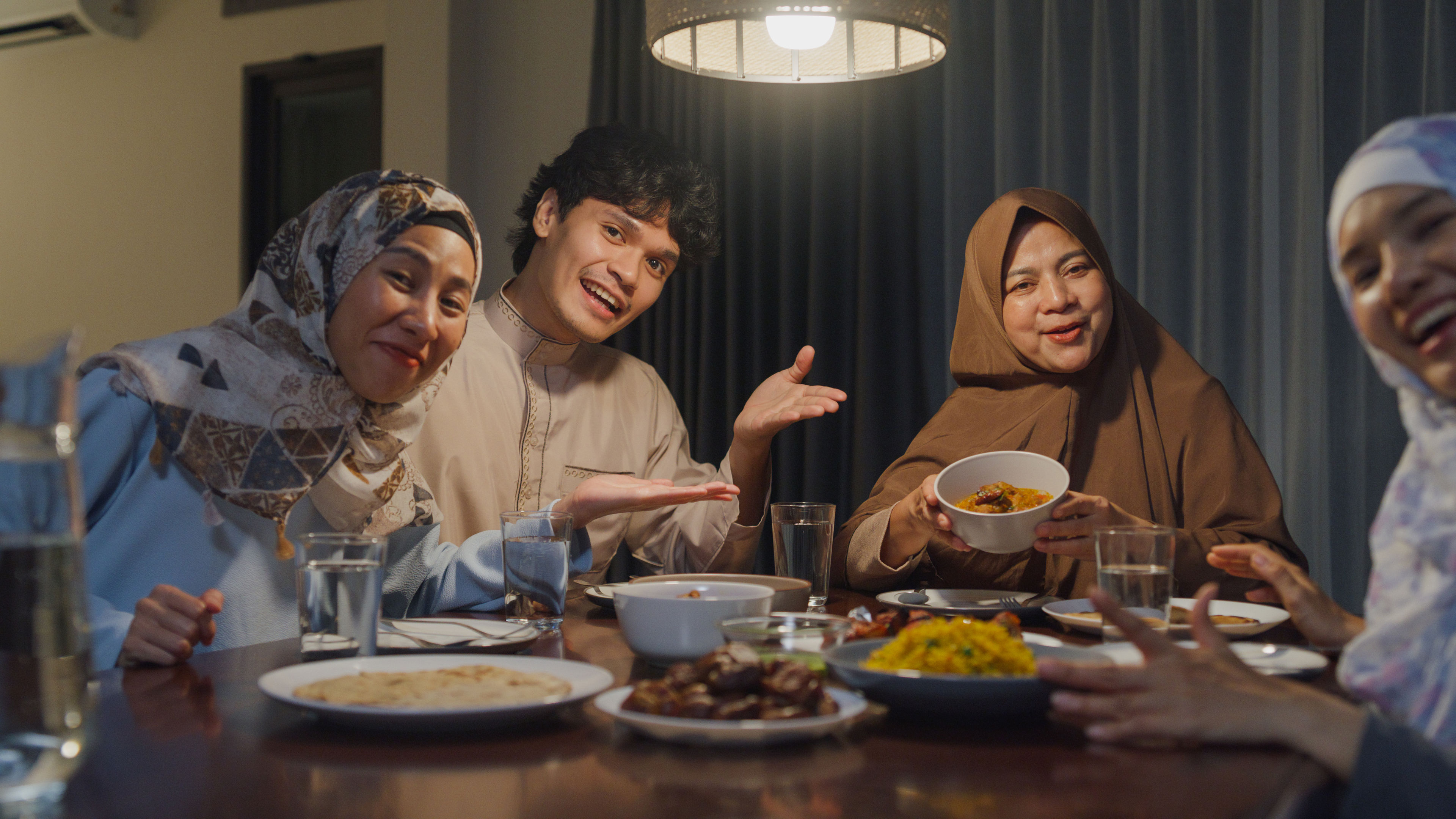 People having dinner